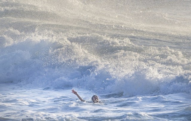 Saving a Drowning Person (9 pics)