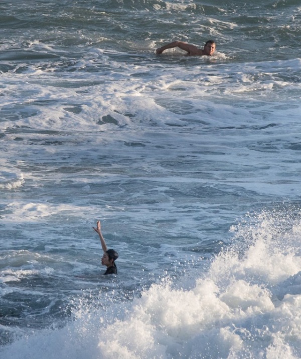 Saving a Drowning Person (9 pics)