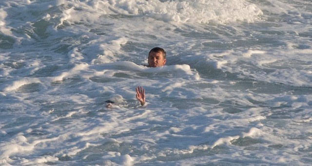 Saving a Drowning Person (9 pics)