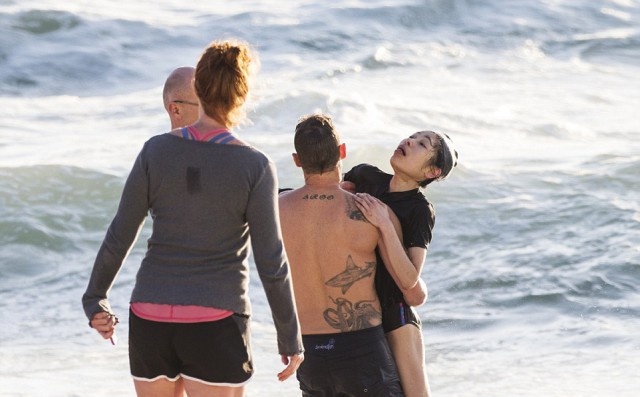 Saving a Drowning Person (9 pics)