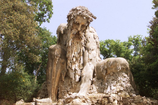 The Appennine Colossus in Tuscany, Italy (20 pics)