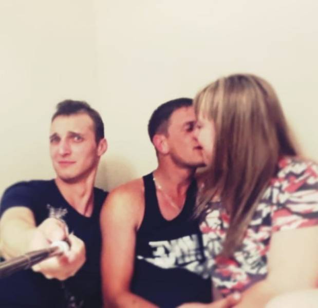 When You Are A Third Wheel... (44 pics)