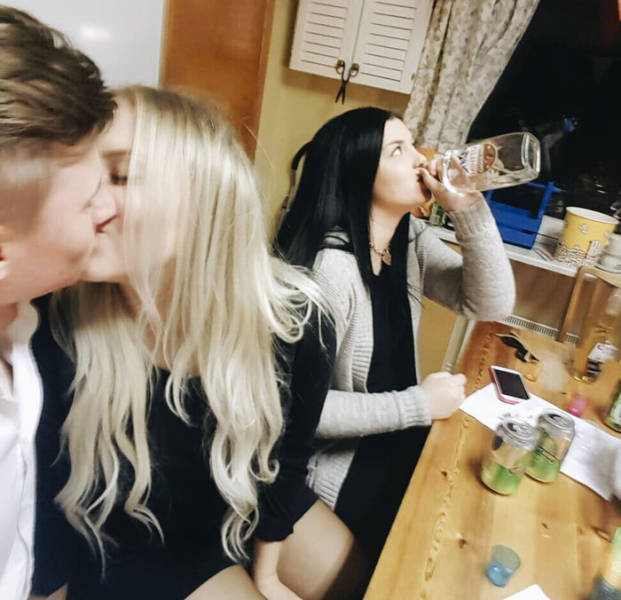 When You Are A Third Wheel... (44 pics)
