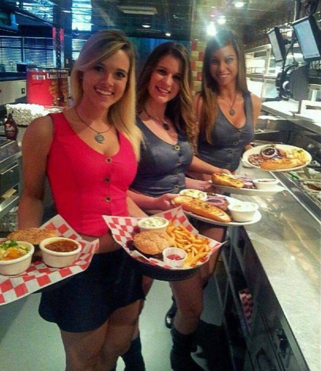 Very Hot Waitresses 55 Pics