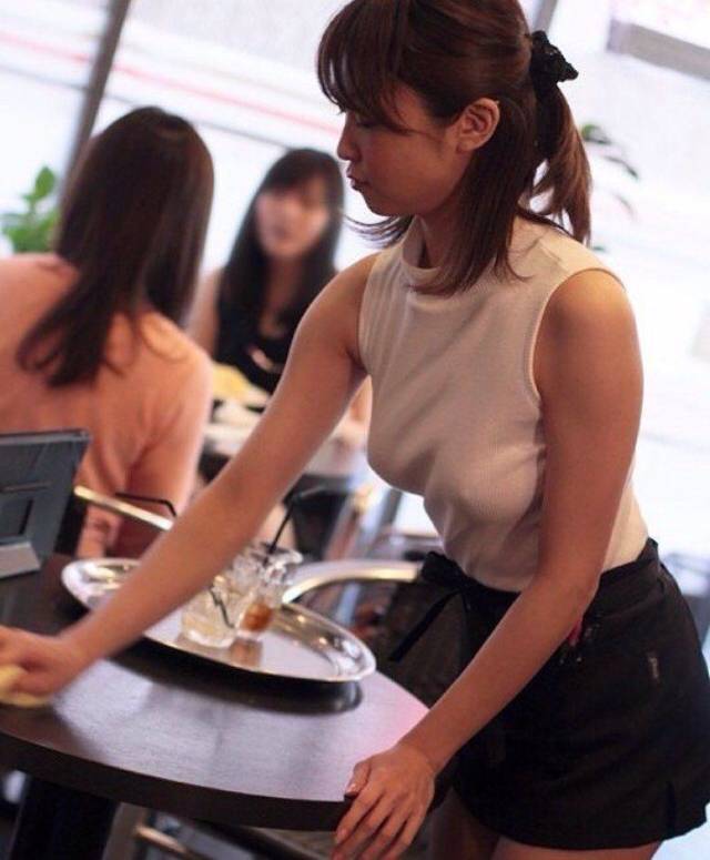 Very Hot Waitresses (55 pics)