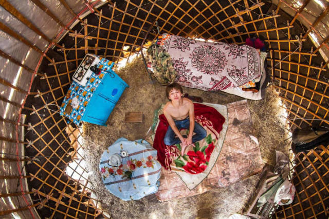Bedrooms Of  Millenials Around The World (19 pics)