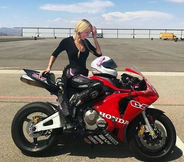Girls And Bikes (79 pics)