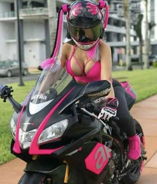 Girls And Bikes (79 pics)