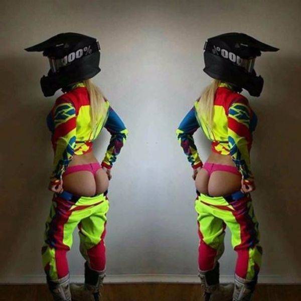 Girls And Bikes (79 pics)
