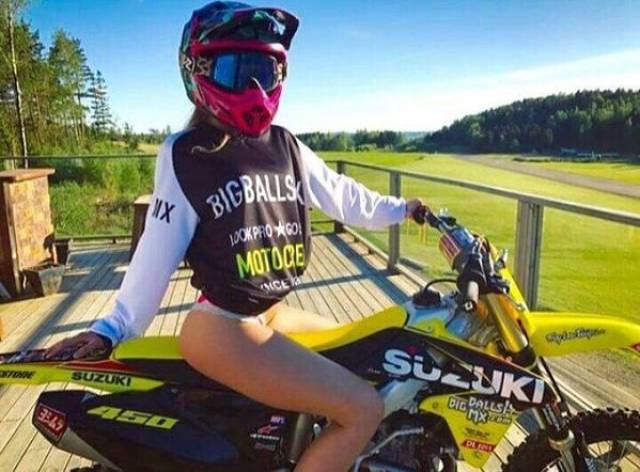 Girls And Bikes (79 pics)