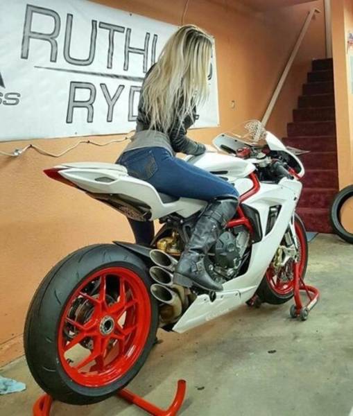 Girls And Bikes (79 pics)