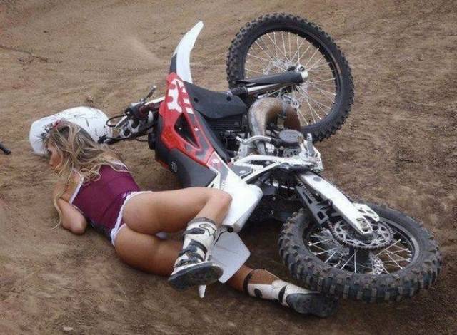 Girls And Bikes (79 pics)