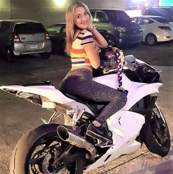 Girls And Bikes (79 pics)