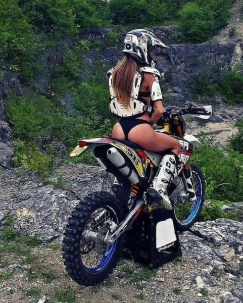 Girls And Bikes (79 pics)