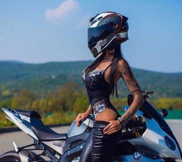 Girls And Bikes (79 pics)