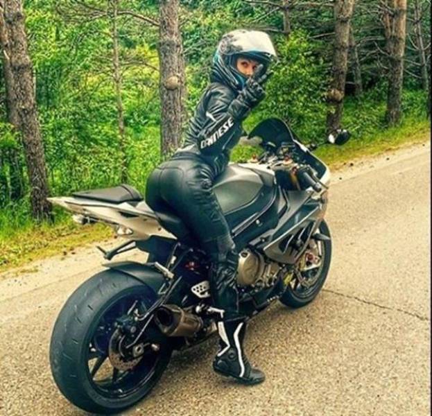 Girls And Bikes (79 pics)