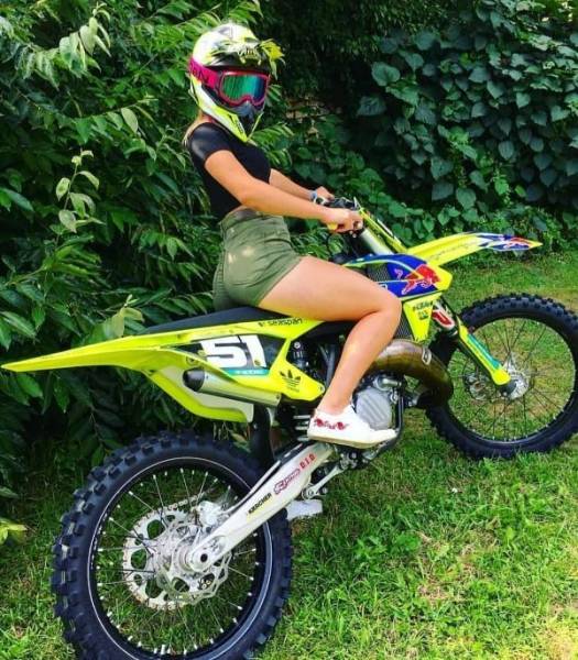 Girls And Bikes (79 pics)