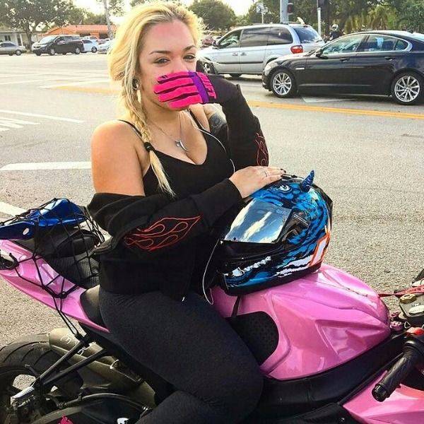 Girls And Bikes (79 pics)