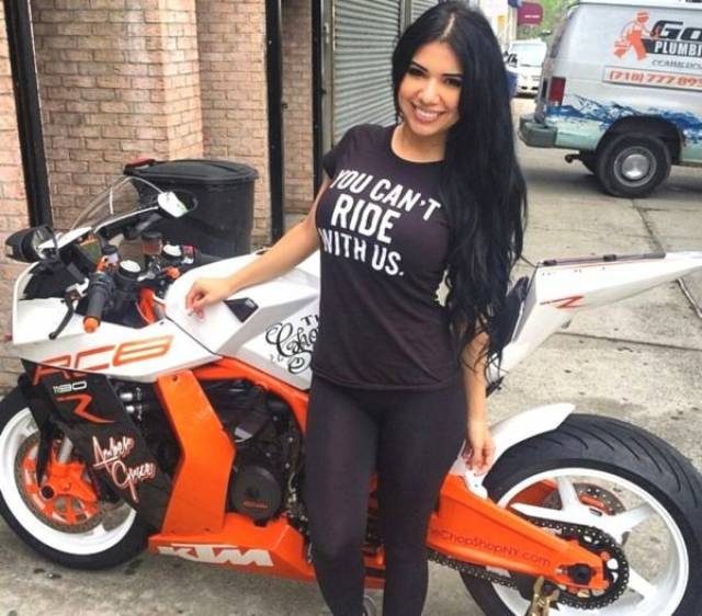 Girls And Bikes (79 pics)