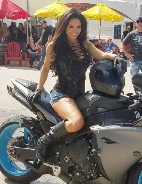 Girls And Bikes (79 pics)
