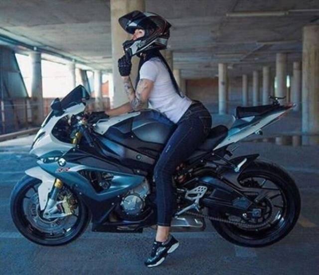 Girls And Bikes (79 pics)