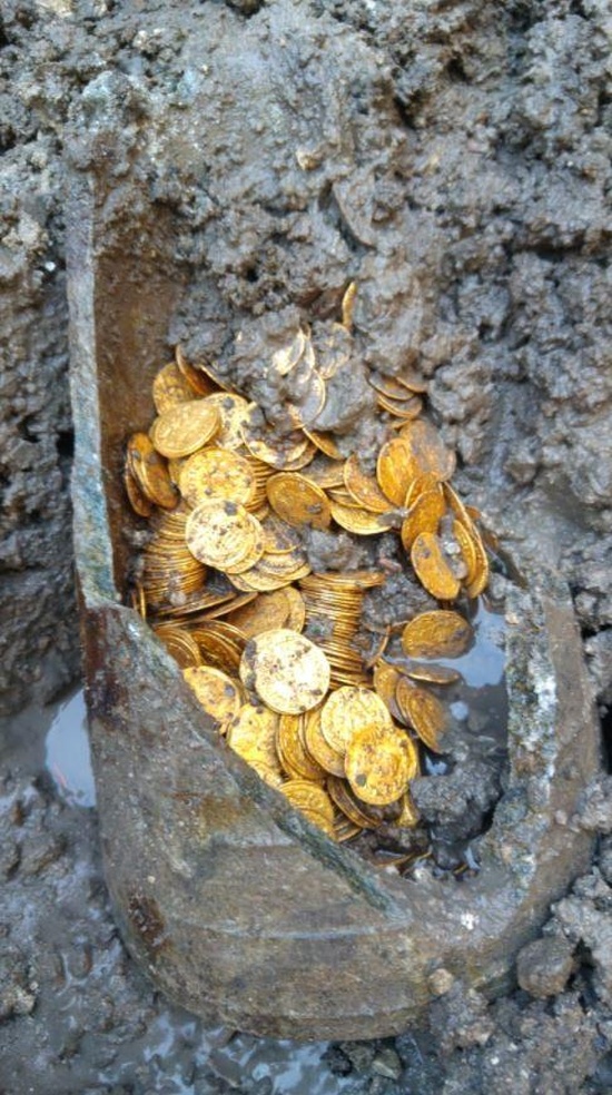 Hundreds of 1,500-year-old Roman Gold Coins Found Beneath A Cinema In Italy (4 pics)