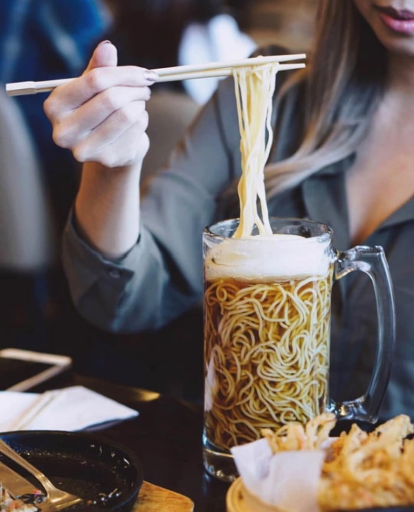 A Japanese Restaurant In Canada Is Serving ‘Beer Ramen’ (4 pics)