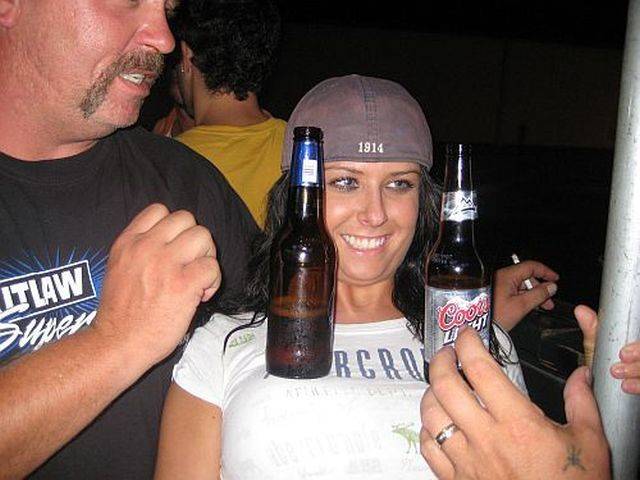 Hot Girls And Beer (35 pics)