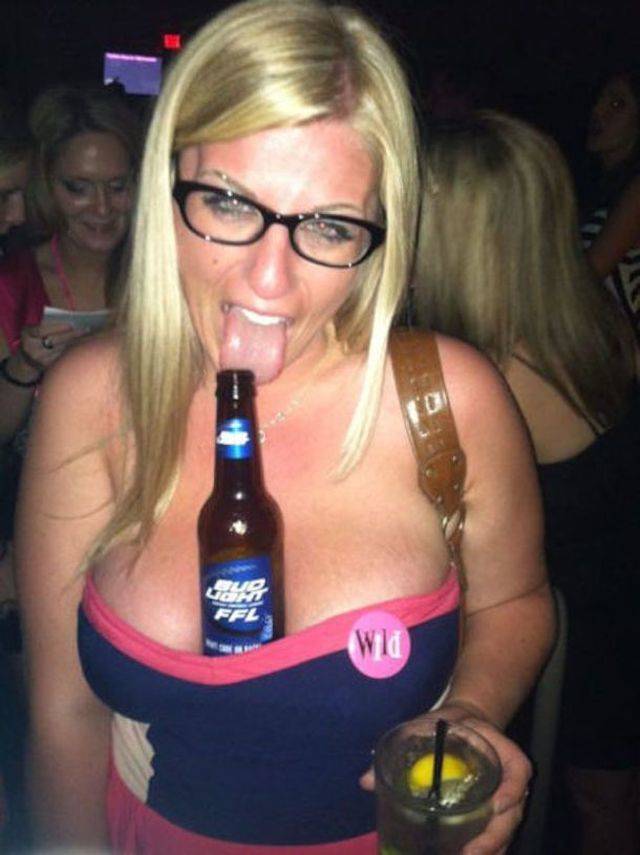 Hot Girls And Beer (35 pics)