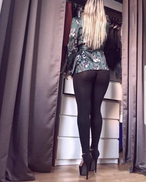 Girls In Yoga Pants (51 pics)