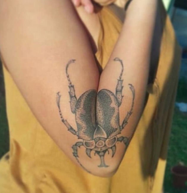 Woman's Beetle Tattoo Spreads Its Wings When She Extends Her Arm (2 pics)