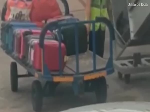 Baggage Handler Caught Stealing From Passanger's Luggage In Ibiza