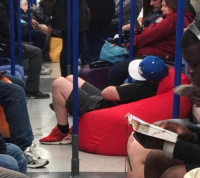 London Commuters Can Be Strange (31 pics)