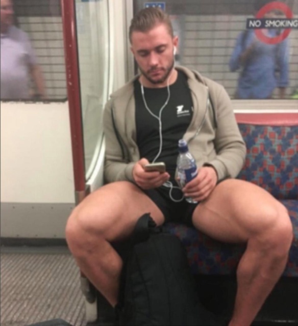 London Commuters Can Be Strange (31 pics)