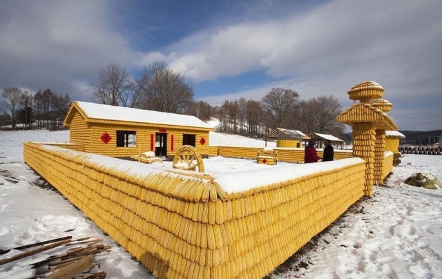 Chinese House Built Out Of 20,000 Corn Cobs (9 pics)