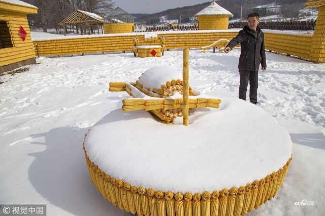 Chinese House Built Out Of 20,000 Corn Cobs (9 pics)