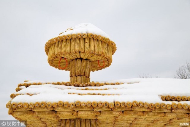 Chinese House Built Out Of 20,000 Corn Cobs (9 pics)