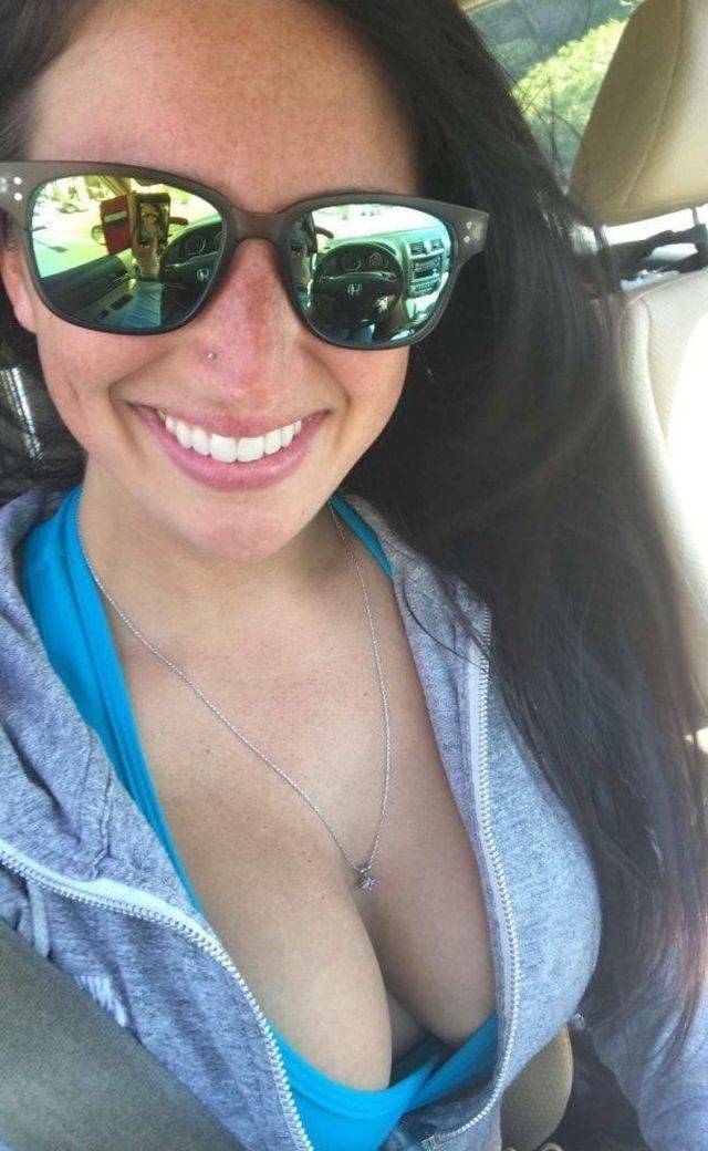 Busty Girls (41 pics)