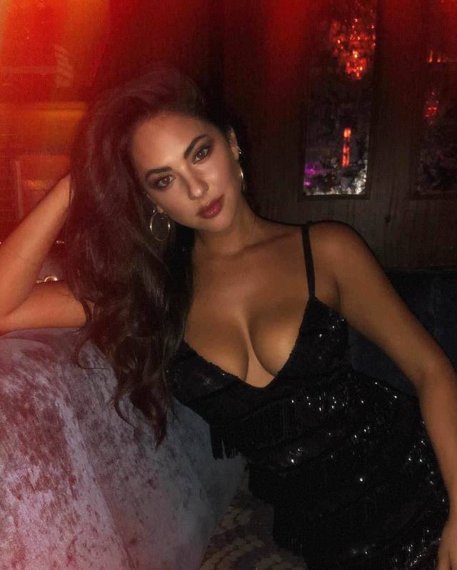 Busty Girls (41 pics)
