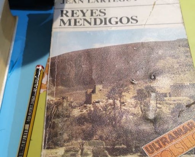 Spanish Second-Hand Bookstore Finds Fake Bomb-Book in Its Collection (2 pics)