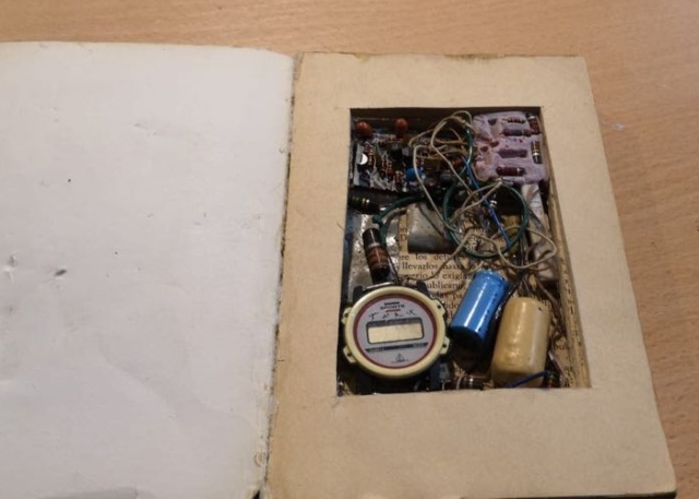 Spanish Second-Hand Bookstore Finds Fake Bomb-Book in Its Collection (2 pics)