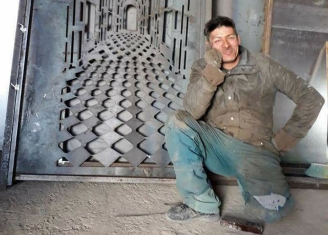 Awesome Door With A Built-In-Illusion (2 pics)