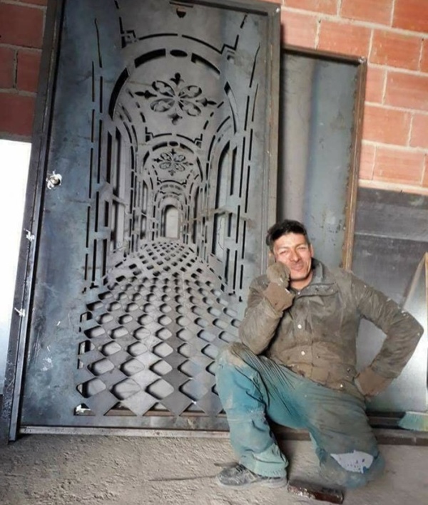Awesome Door With A Built-In-Illusion (2 pics)