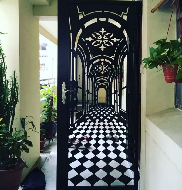 Awesome Door With A Built-In-Illusion (2 pics)