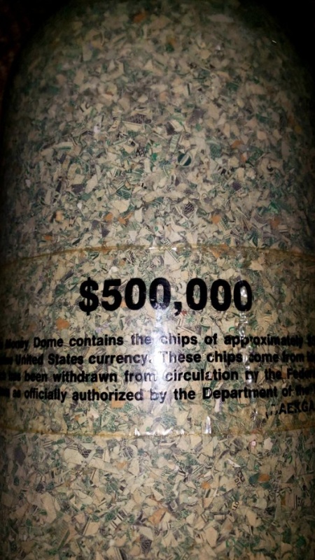 One Garbage Man Found $500,000 Cash. But He Won't Be Able To Buy Something (2 pics)