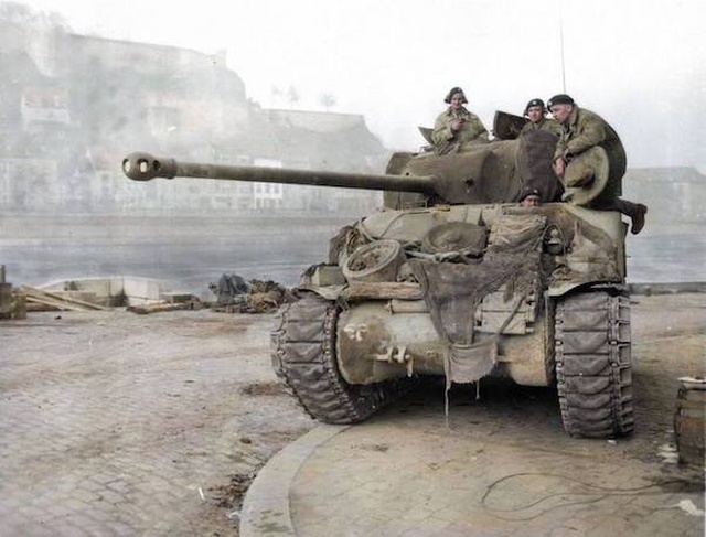 WWII Colorized Photos (32 pics)