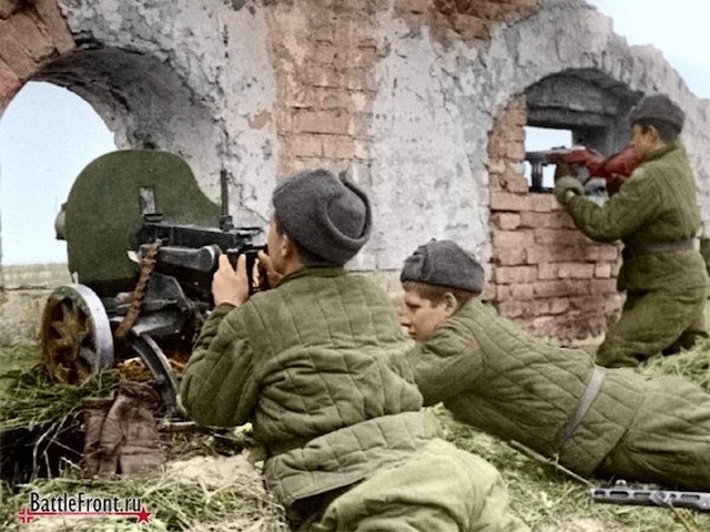 WWII Colorized Photos (32 pics)