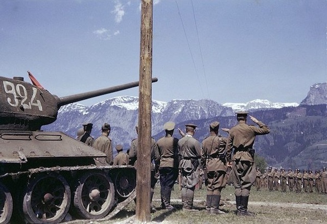WWII Colorized Photos (32 pics)