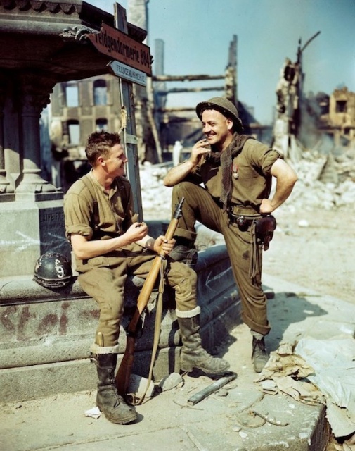WWII Colorized Photos (32 pics)