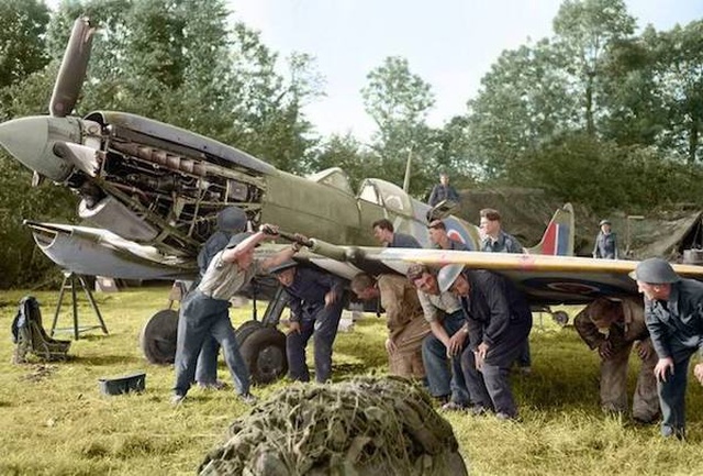 WWII Colorized Photos (32 pics)